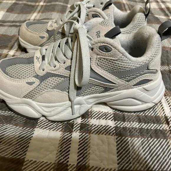 Reebok Women’s Light Gray and Dark Gray Sneakers - Picture 4 of 6